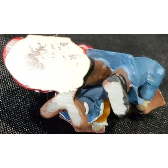 CAROLING FAMILY plastic Christmas Village small scale accessory figure figurine - Picture 11 of 11